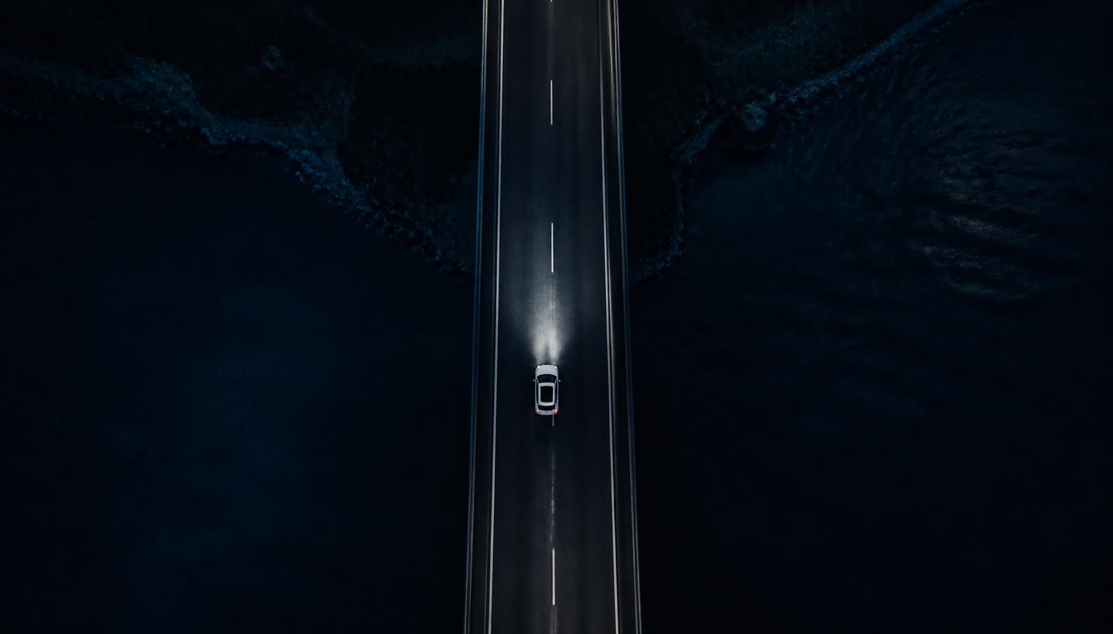 Vista aérea de un automóvil en carretera durante la noche